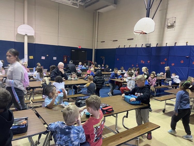 students eating with Veterans 
