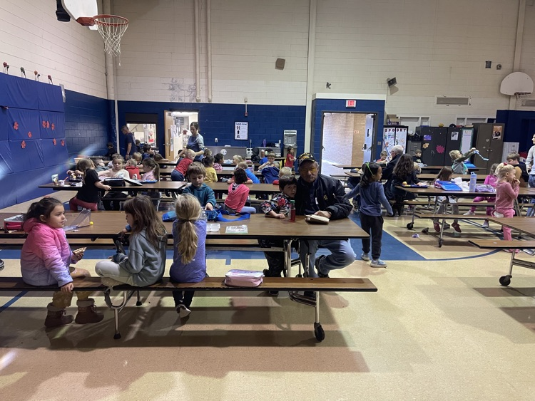 students eating with Veterans