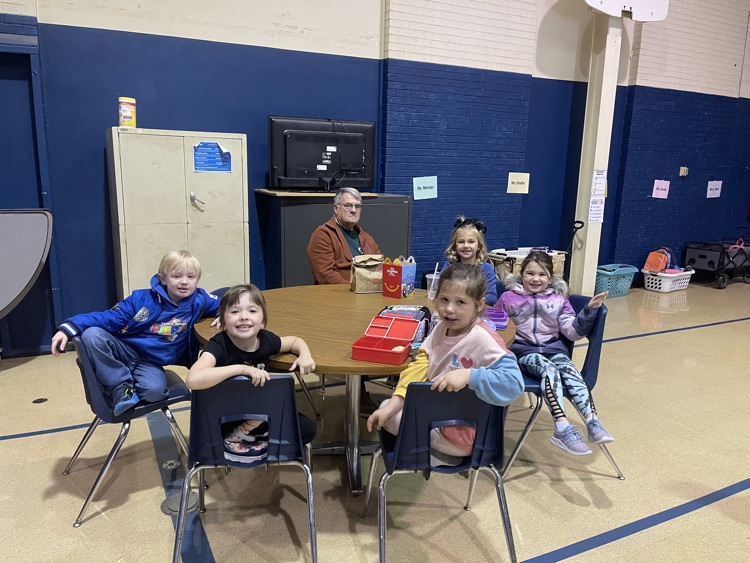 students eating with Veterans