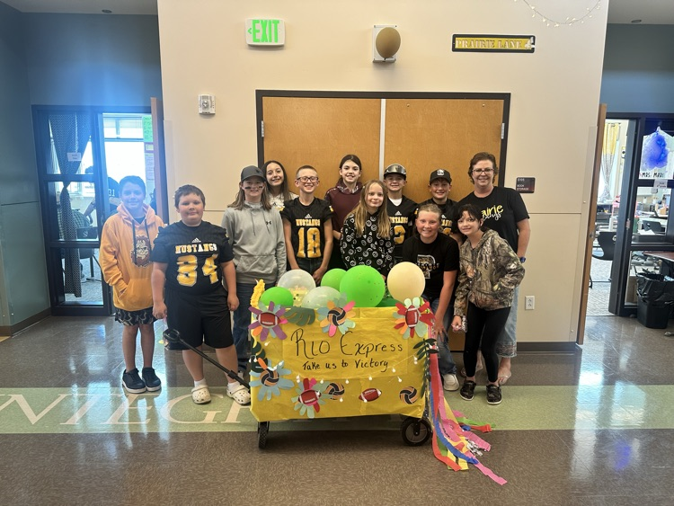 2nd place winners in the float parade.  6th grade 