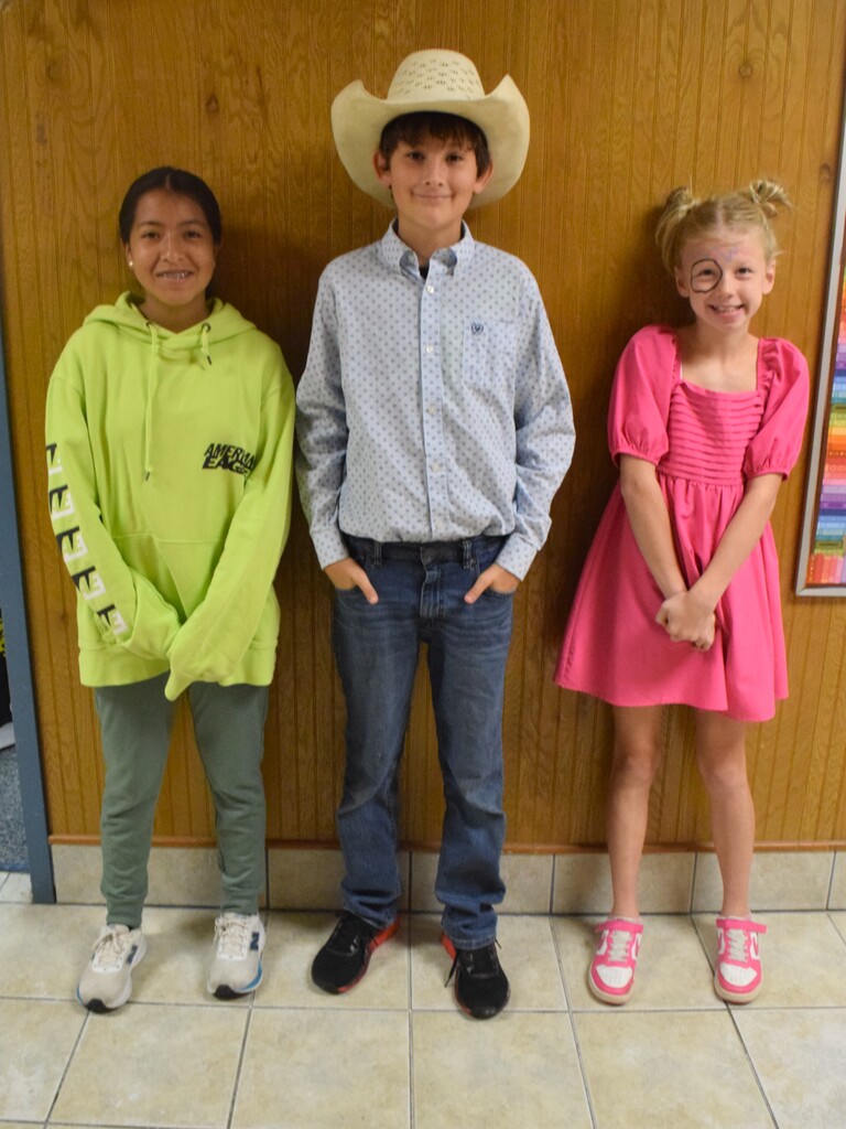 Home coming spirt weekday one. Movie day. 3 kids