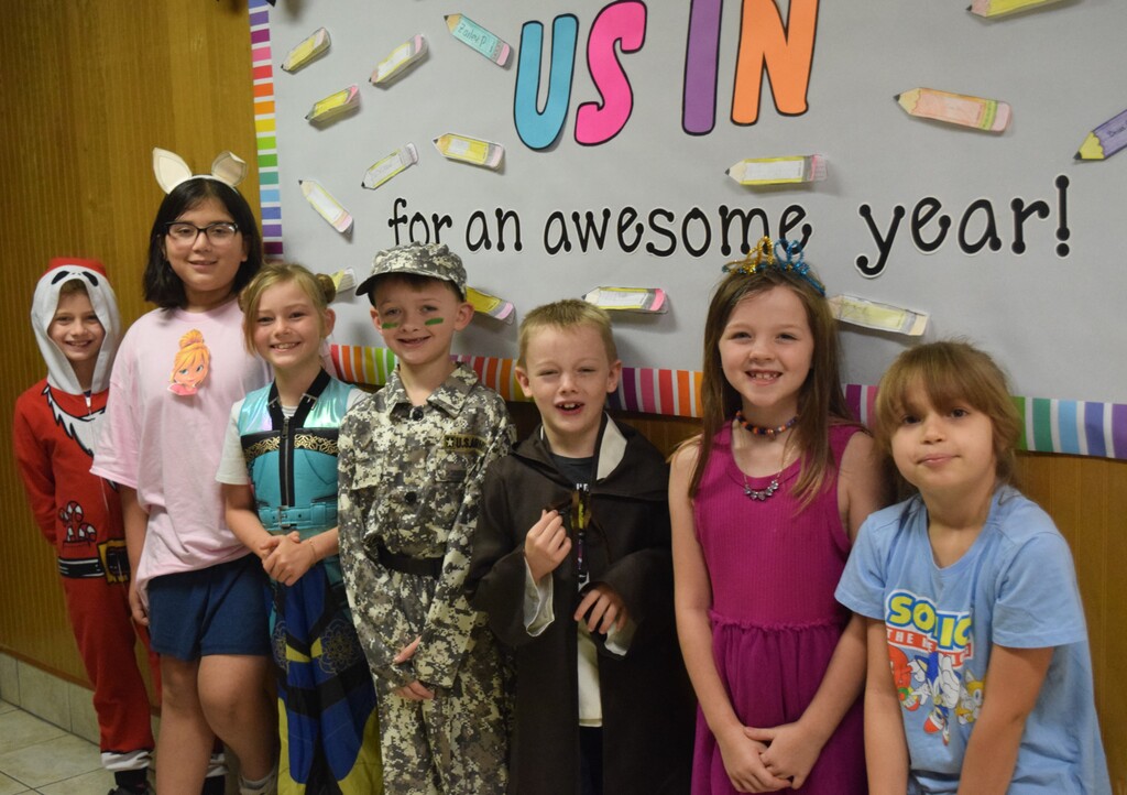 Home coming spirt weekday one. Movie day. seven kids