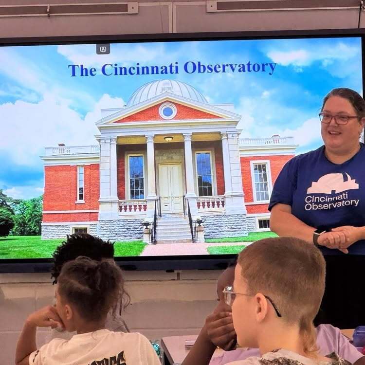 Employee from Cincinnati Observatory meeting with students from Woodlawn Elementary