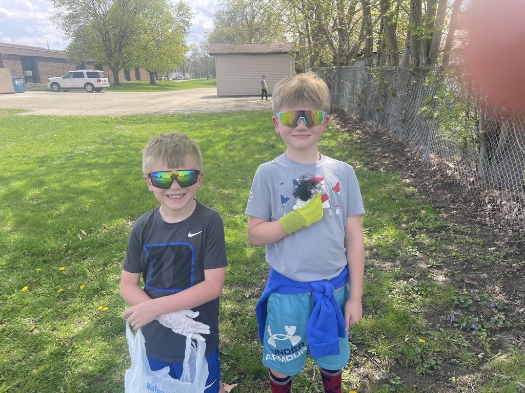 students pick up litter for earth day