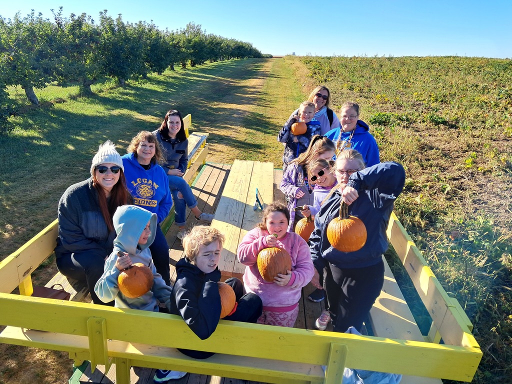 Mrs. Kull's class on a hayrack ride at Boggio's Orchard