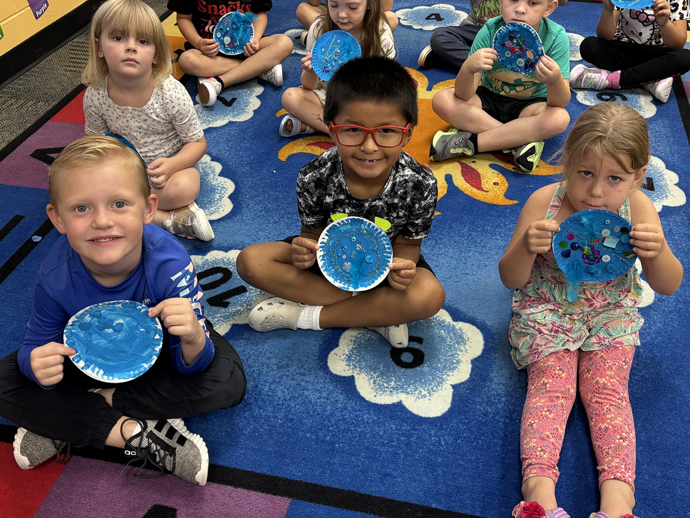 littles with paper plate dots
