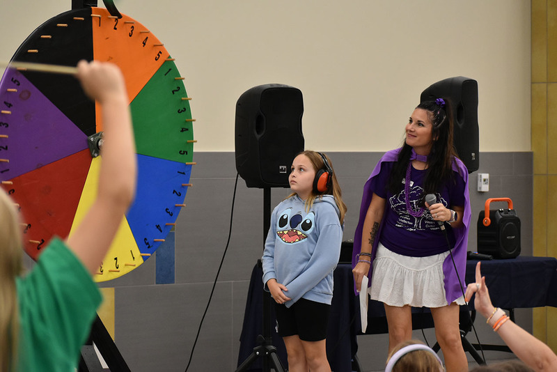 girl waits for spin
