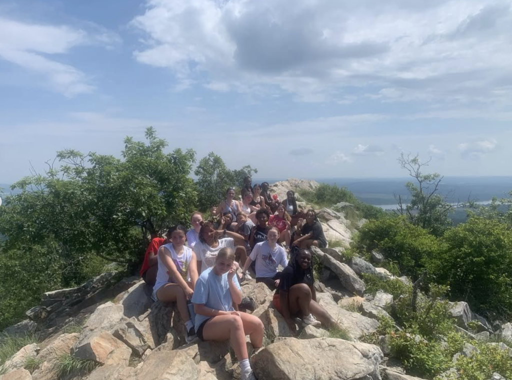 The MAUMELLE HIGH volleyball team aced the 2nd week of practices with a hike up Pinnacle Mountain. Way to go, Stingers! Keep pushing your game to new heights. 👊🏻💪🏻 #pcssdproud #serveall