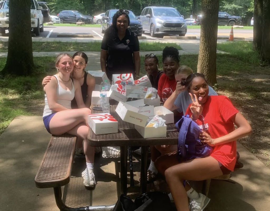 The MAUMELLE HIGH volleyball team aced the 2nd week of practices with a hike up Pinnacle Mountain. Way to go, Stingers! Keep pushing your game to new heights. 👊🏻💪🏻 #pcssdproud #serveall