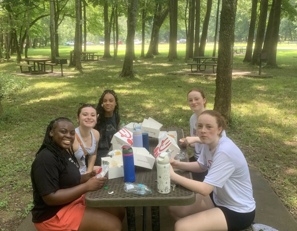 The MAUMELLE HIGH volleyball team aced the 2nd week of practices with a hike up Pinnacle Mountain. Way to go, Stingers! Keep pushing your game to new heights. 👊🏻💪🏻 #pcssdproud #serveall