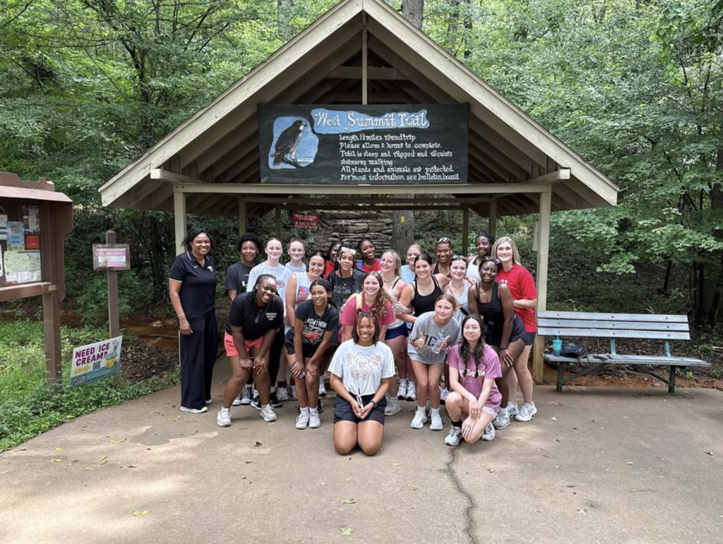 The MAUMELLE HIGH volleyball team aced the 2nd week of practices with a hike up Pinnacle Mountain. Way to go, Stingers! Keep pushing your game to new heights. 👊🏻💪🏻 #pcssdproud #serveall