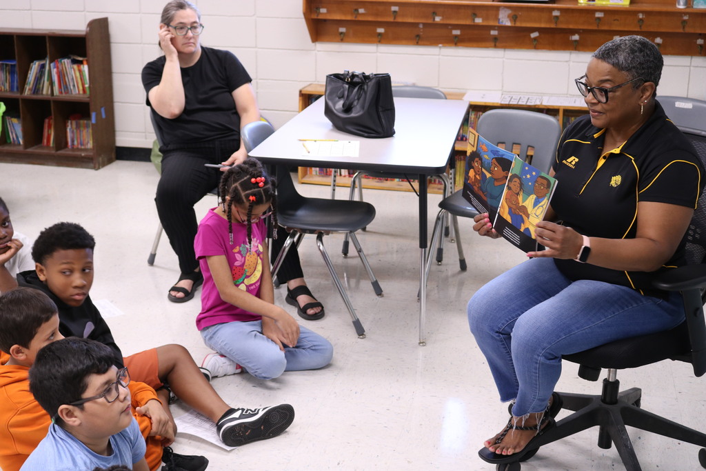 UAPB Alumni read to College Station and Harris Elementaries