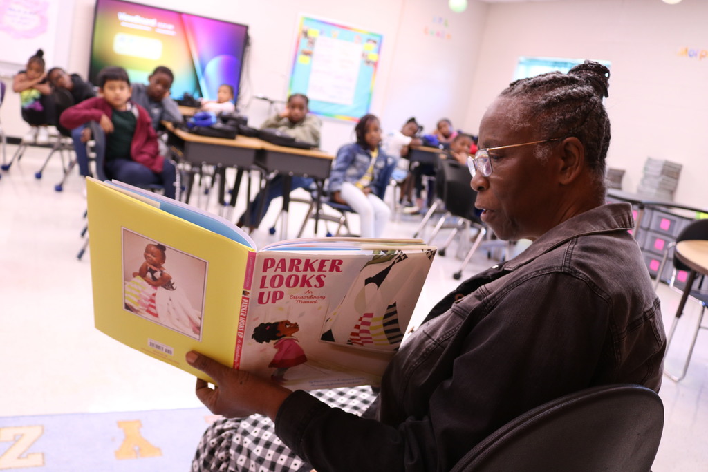 UAPB Alumni read to College Station and Harris Elementaries