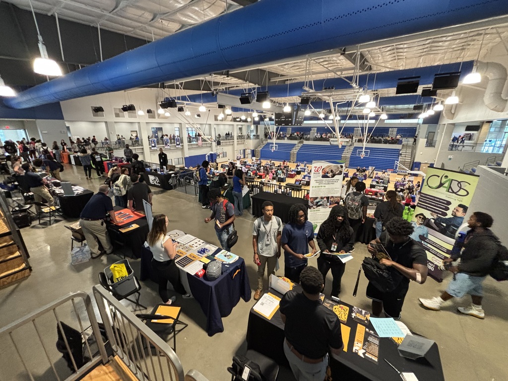 Students begin pouring into College Fair