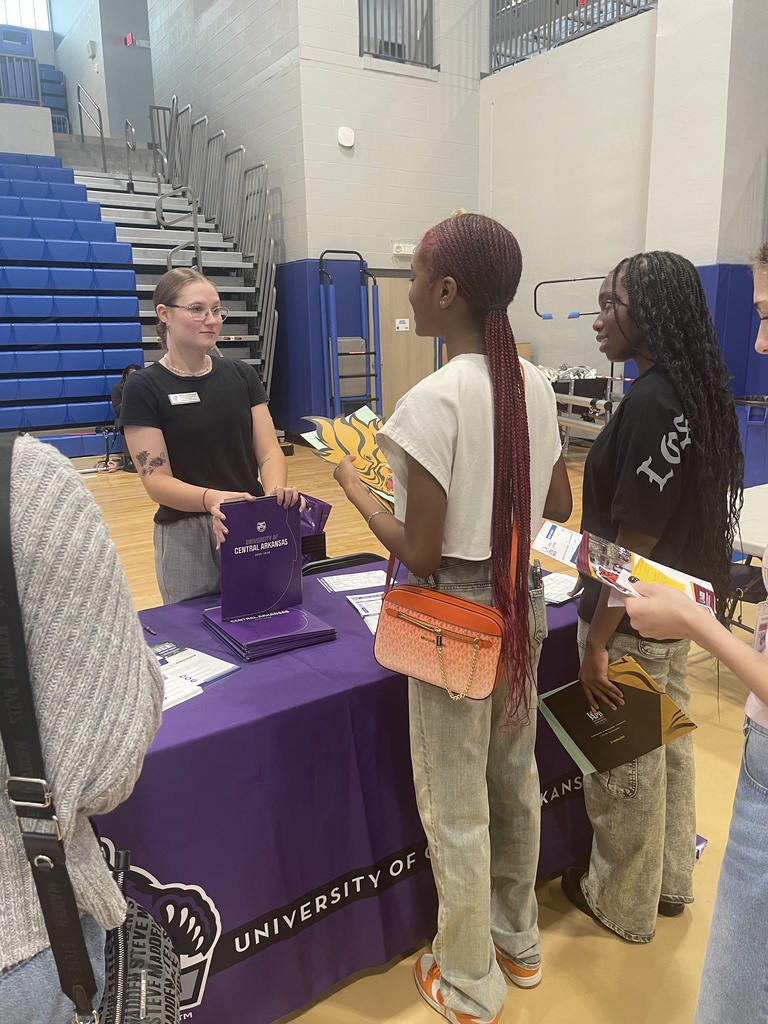 Students getting info on colleges