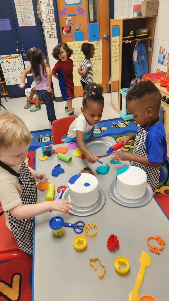 Daisy Bates students pretend to be chefs on AVID ROCK YOUR SCHOOL DAY