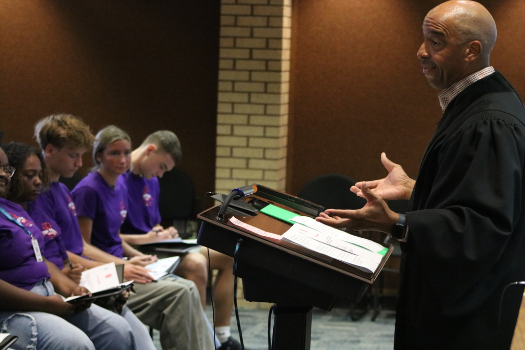 Judge Mark Leverett swearing in PCSSD Teen Court