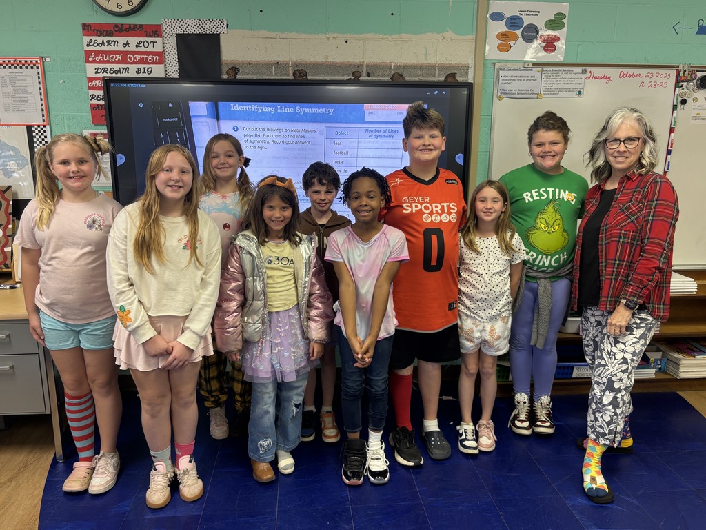 Image of Fourth Grade Students and their teacher in Mix Match clothing