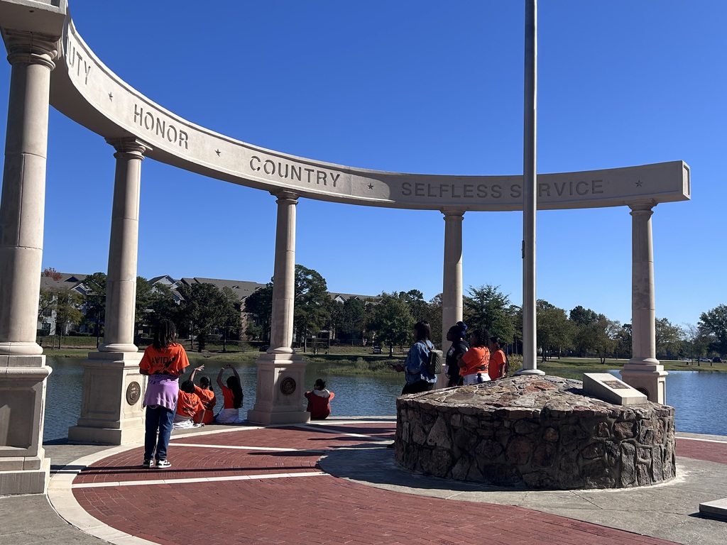 Picture of Mills Middle School AVID scholars at veteran's memorial at Lake Willastein Park