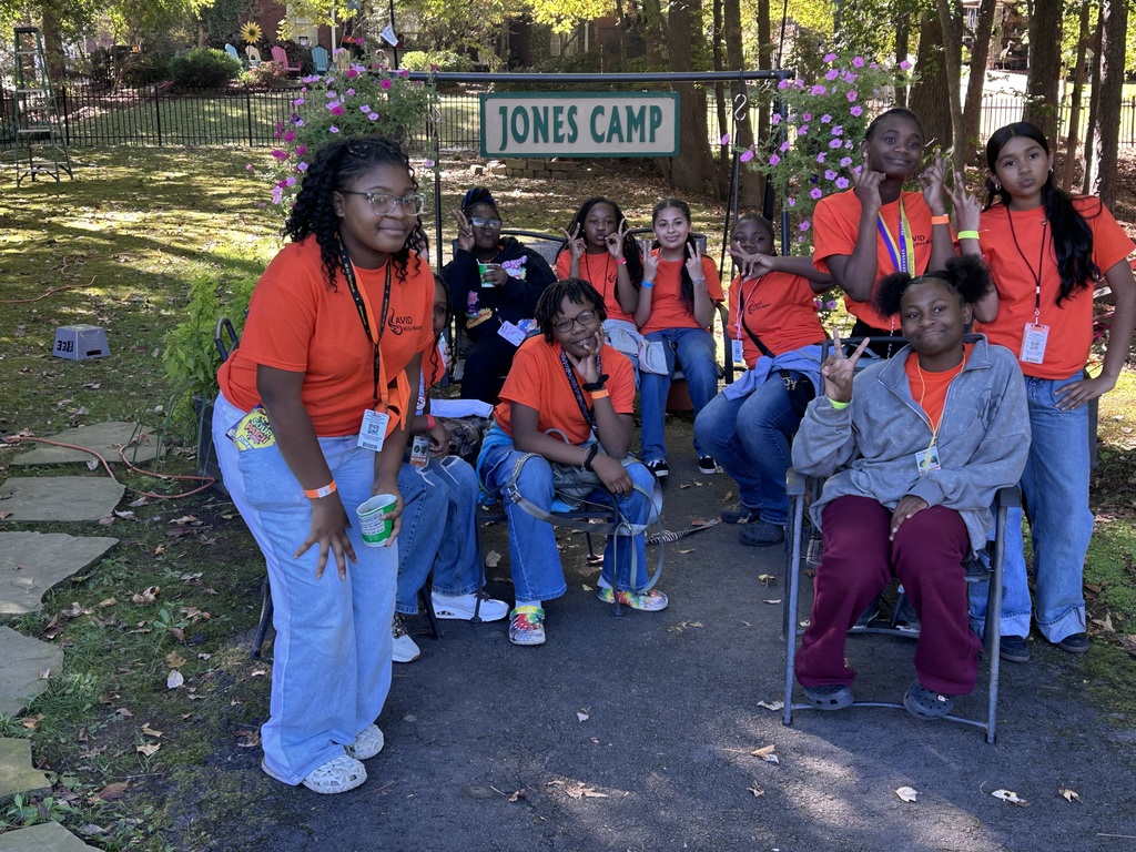 Picture of Mills Middle School AVID scholars on the trail at Lake Willastein pakr