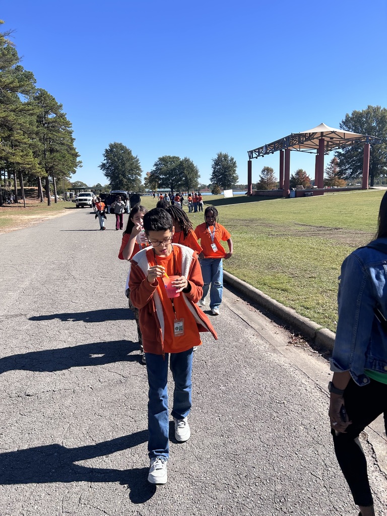 Picture of Mills Middle School AVID scholars walking to the lake at Lake Willastein Park