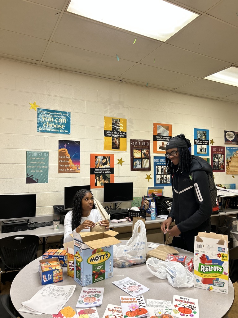 RHS JAG students preparing goodie bags for our ‘Helping the Unhoused’ service project.