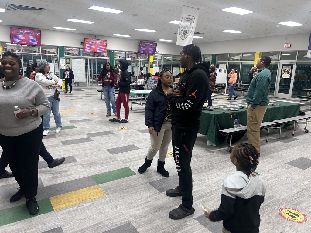 family walking in to the vendor a