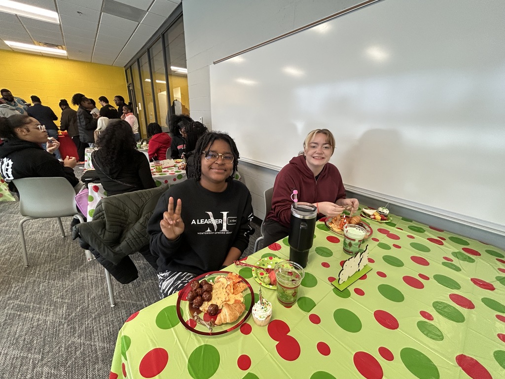 Two students eating lunch