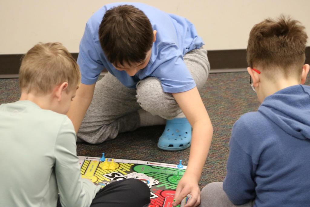 Kids playing the Sorry board game