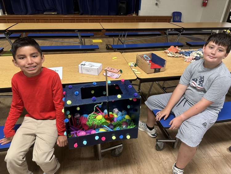 3rd and 4th grade students with their mystery prize game