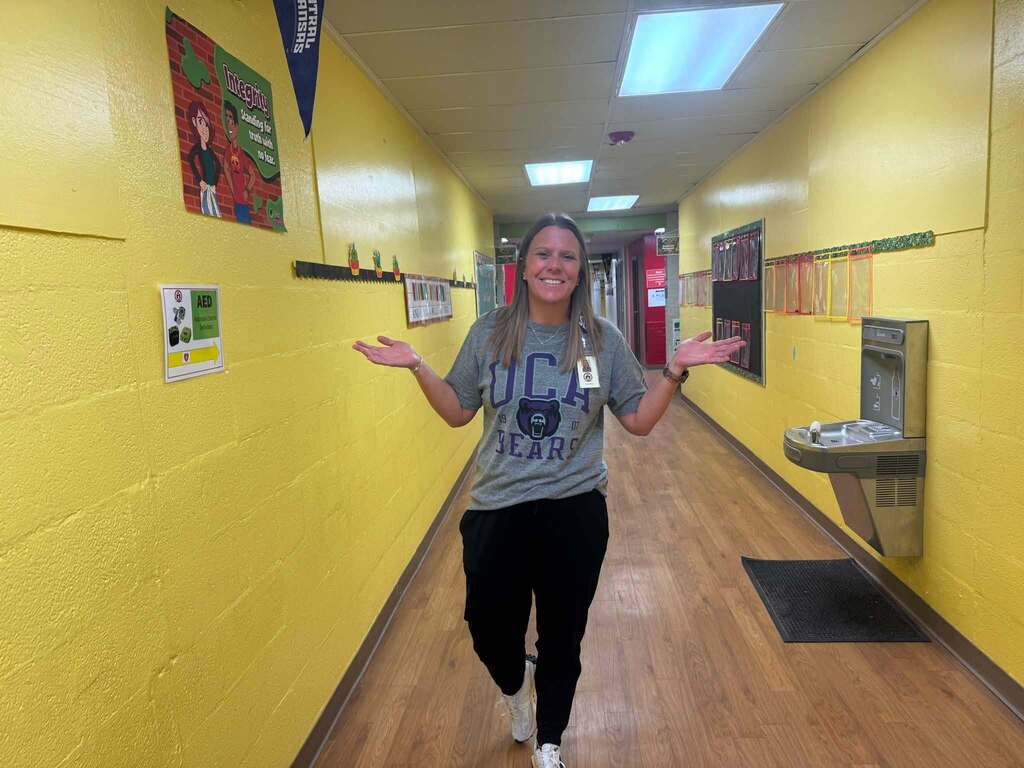A person wearing a college shirt.