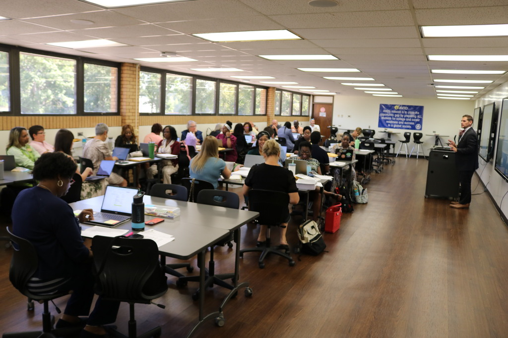 a room ful of principals and administrators learning