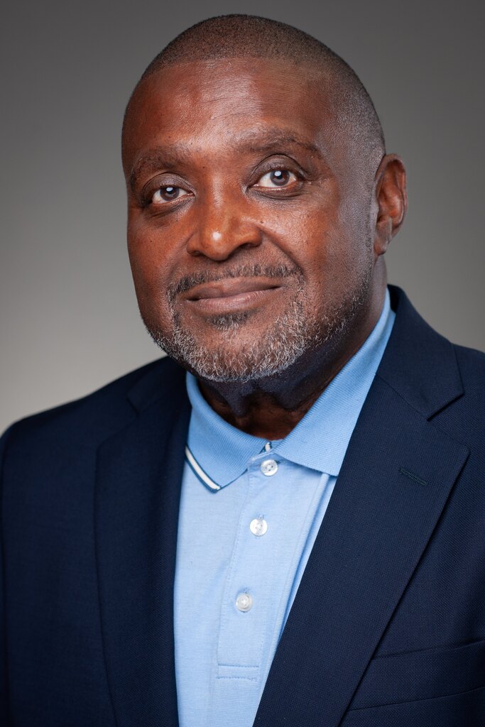 Carlos Harbin headshot