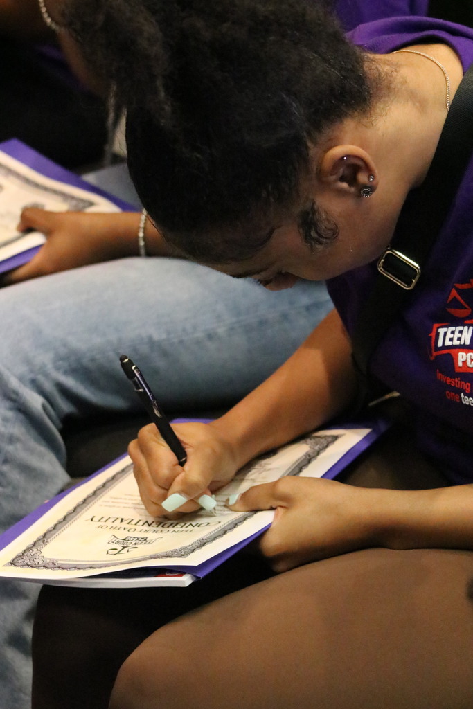 A student signing an oath of confidentiality