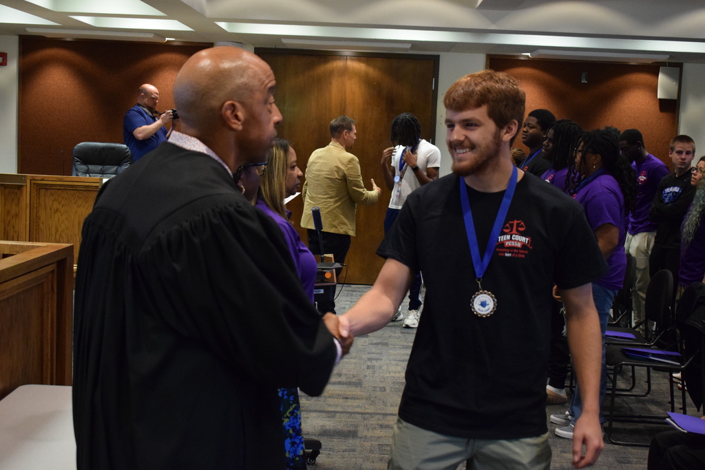 A judge and a Teen COurt student shake hands