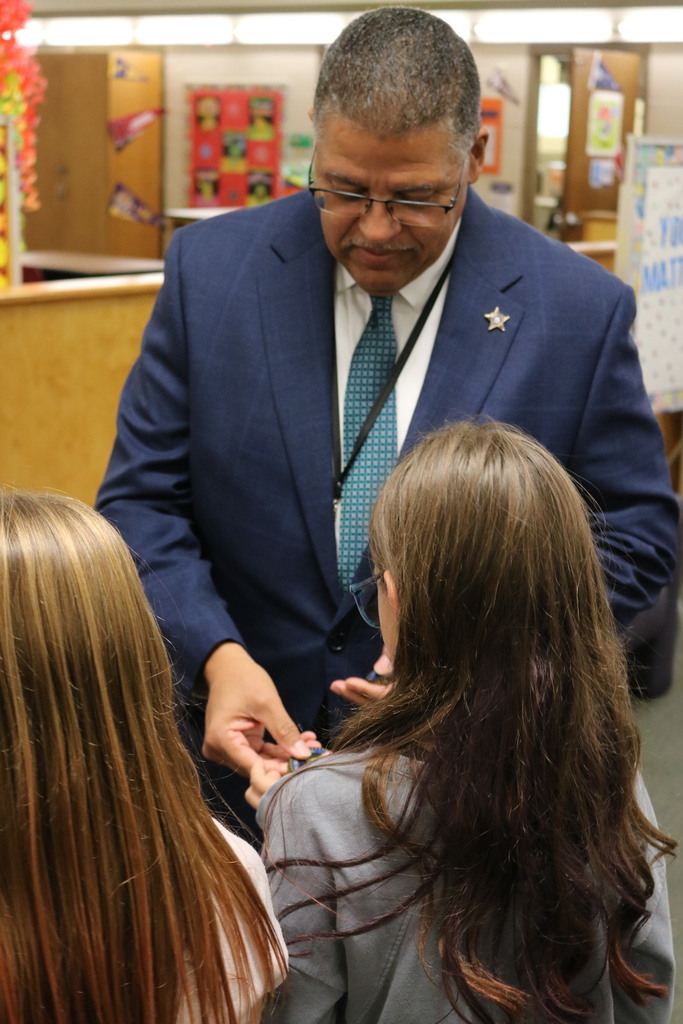 Sheriff Eric Higgins handing out badge fidgets to students