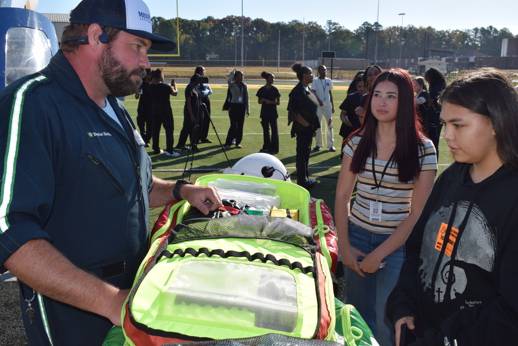 A student speaks with a medflight paramedic