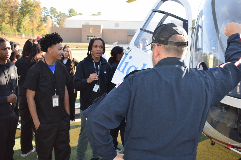 A student asks a question to a medflight pilot
