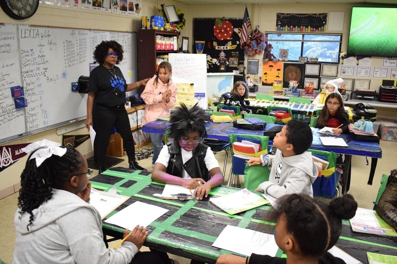 Teacher speaking to a classroom of students