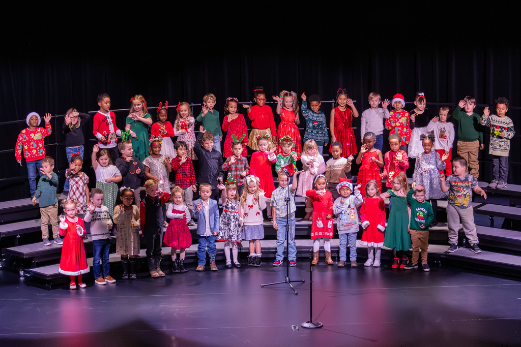 kindergartners singing holiday songs