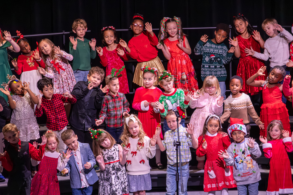 kindergartners singing holiday songs