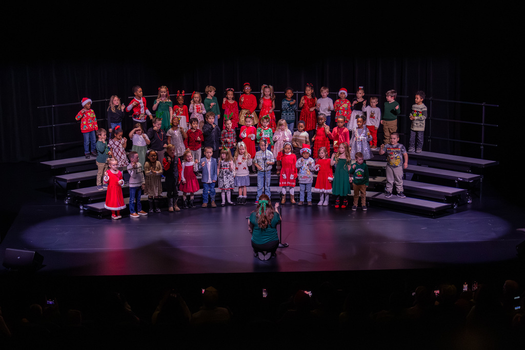 kindergartners singing holiday songs