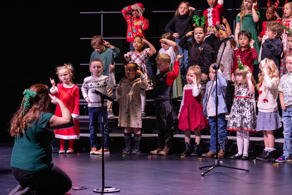 kindergartners singing holiday songs
