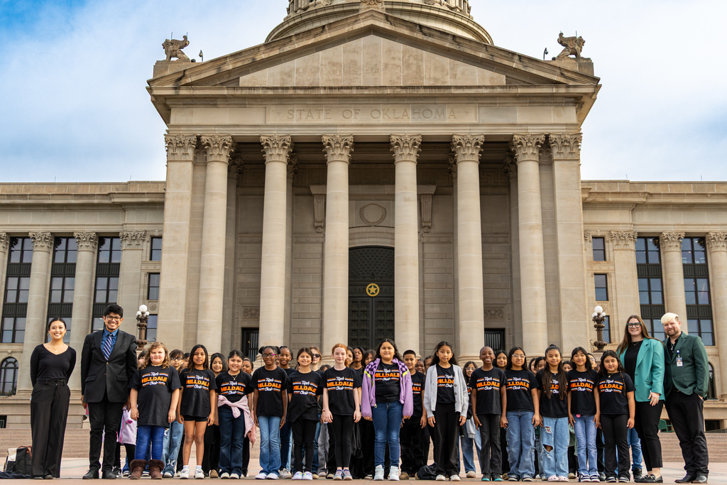 Hilldale Elementary choir students and staff stand in front of the Oklahoma State Capitol building for a group photo.