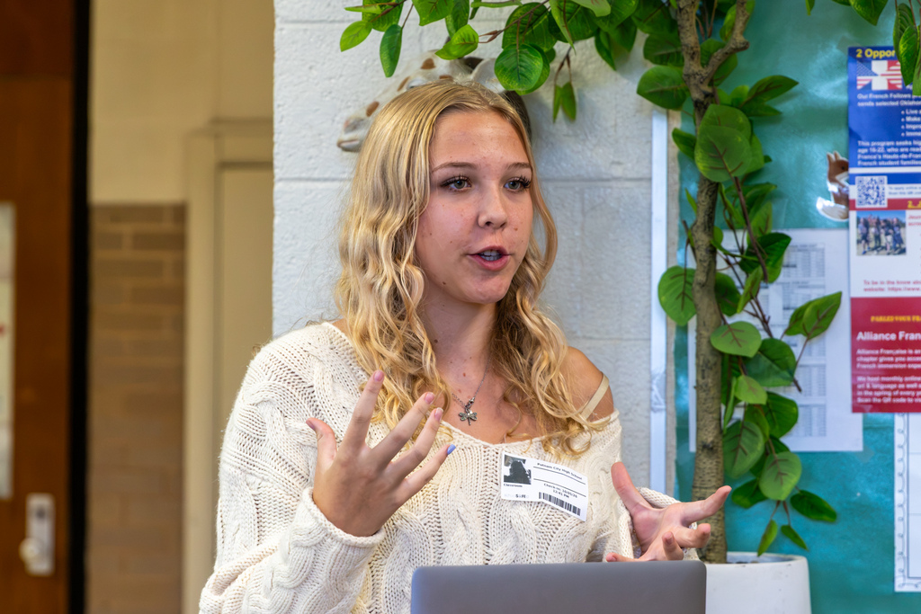 A former Franco-American Fellows participant speaks to students about her experience in the program.