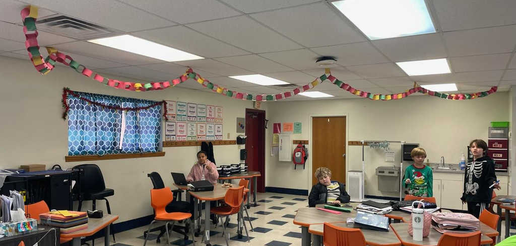 rs. Jones 5th grade ELA class dove into sentence structure by building their own sentence chains! ⛓️ They created sentences link by link and even color-coded each piece to identify complete verbs. Seeing their excitement as they connected each part of a sentence was the best part of the day! Hands-on learning + creativity = ELA success! 💙📘 So proud of these 5th graders!