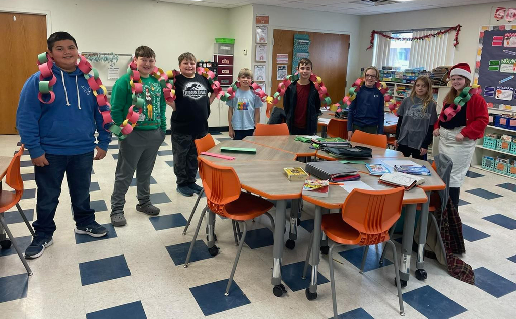 rs. Jones 5th grade ELA class dove into sentence structure by building their own sentence chains! ⛓️ They created sentences link by link and even color-coded each piece to identify complete verbs. Seeing their excitement as they connected each part of a sentence was the best part of the day! Hands-on learning + creativity = ELA success! 💙📘 So proud of these 5th graders!
