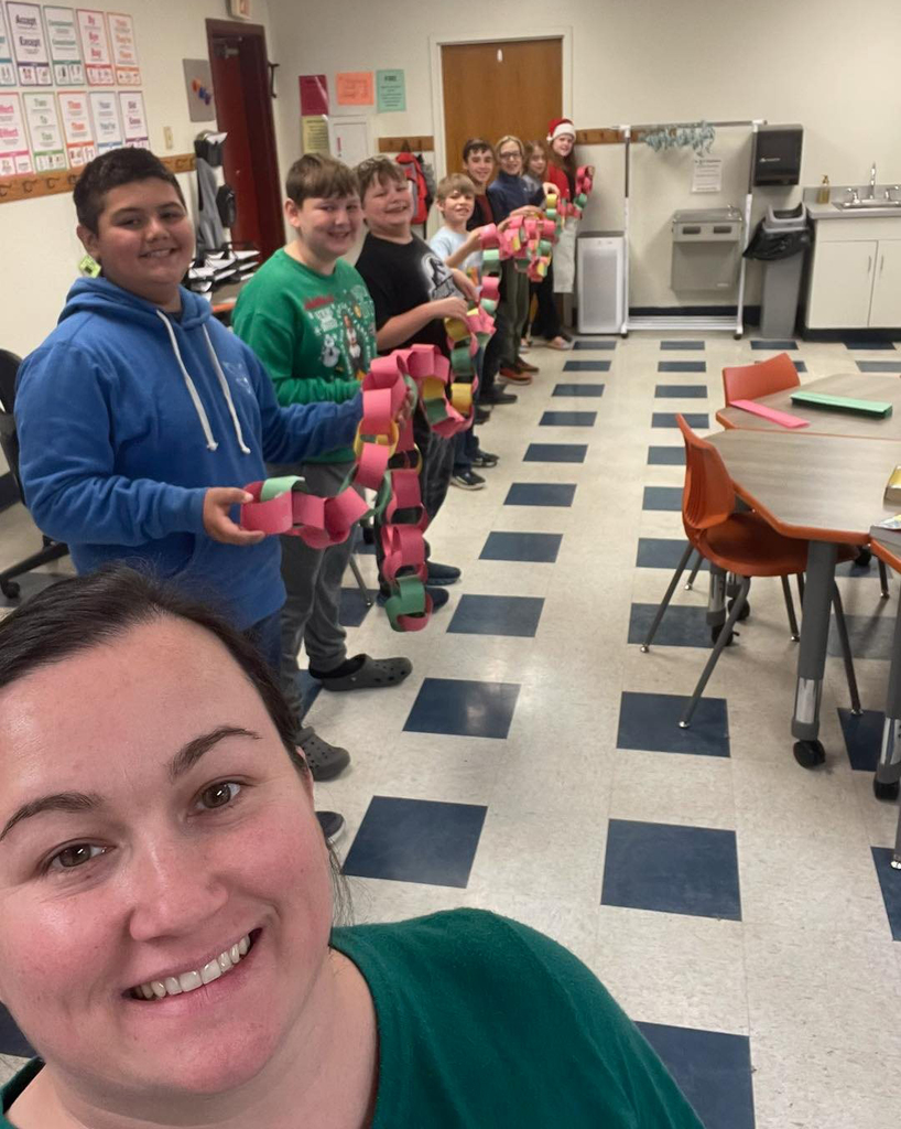 rs. Jones 5th grade ELA class dove into sentence structure by building their own sentence chains! ⛓️ They created sentences link by link and even color-coded each piece to identify complete verbs. Seeing their excitement as they connected each part of a sentence was the best part of the day! Hands-on learning + creativity = ELA success! 💙📘 So proud of these 5th graders!