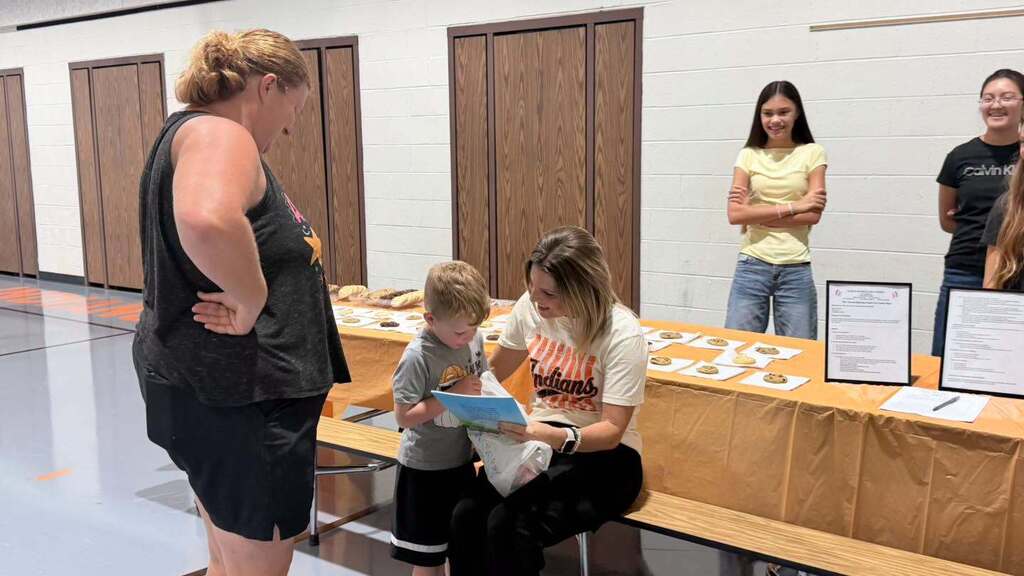 📚🧡 What a wonderful night at Puxico Elementary! 🖤📚 Our Title I Informational Meeting & Book Fair Family Night was a complete success! We had so much fun visiting with our families, sharing information about our Title I program, and watching our students get excited about BOOKS
