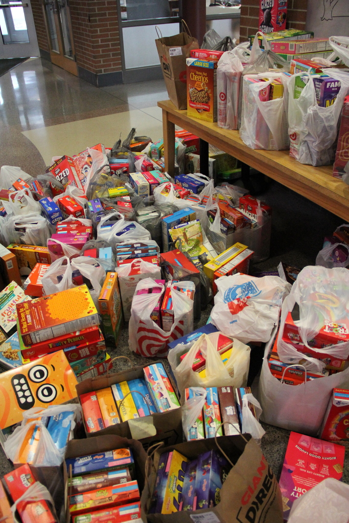 The students and families of Pfaff Elementary have gone above and beyond to help fight childhood hunger. Over the past month, they collected cereal boxes to donate to the Bean Bag Food Program. The goal was 100 boxes… Our Pfaff community exceeded expectations! Thank you for your generosity and support of others—what an incredible sight in the lobby. Every student and family should feel extremely Pfaff Proud!